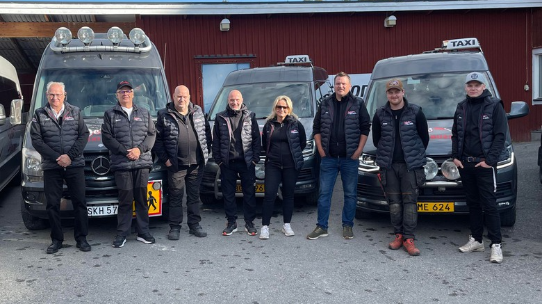 Teamet på Lejes Taxi & Buss framför sina fordon i Änge